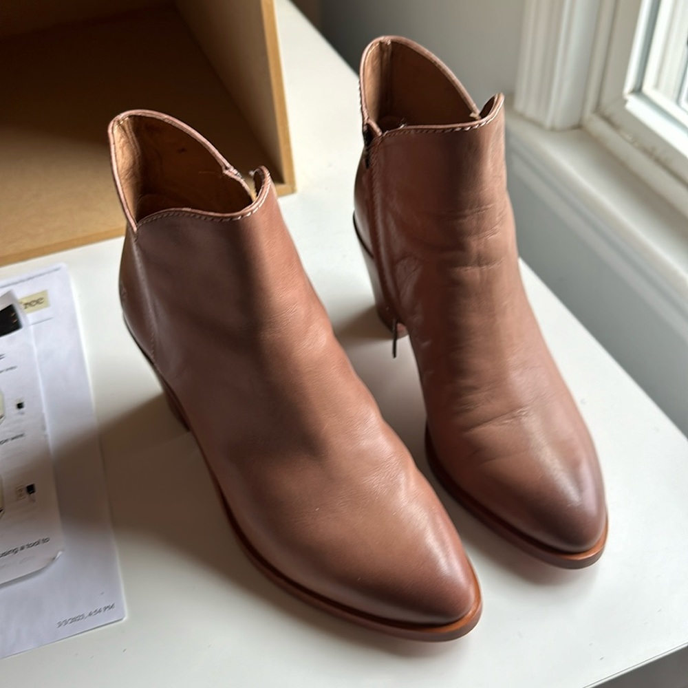 New condition Noelle Frye booties 6.5